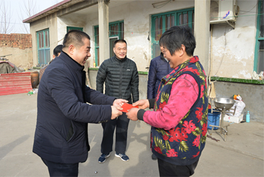 2018年2月10日，公司总经理李安东走访房家村难题人民。
